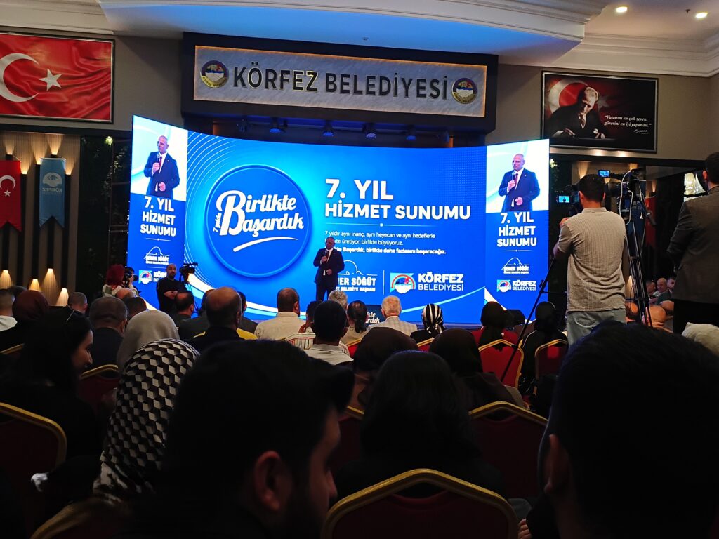 Geleceğin Körfez'i İçin El Sıkıştılar: Körfez Belediye Başkanı Şener Söğüt, Tütünçiftlik Kültür Merkezi’nde düzenlenen 7 yıllık hizmet sunumunda, ilçeye kazandırılan dev projeleri basın mensupları ve protokol üyeleriyle paylaştı. Program sonunda Başkan Söğüt, Prof. Dr. Zakir Kaya ile bir araya gelerek yerel yönetimlerin vizyonu üzerine bir süre sohbet etti.