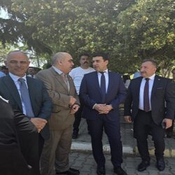 Körfez Belediye Başkanı Şener Söğüt, Prof. Dr. Zakir Kaya, Kaymakam Uğur Kalkar ve Milli Eğitim Müdürü Sergülen Kurt Hereke Anadolu Lisesi ödül töreninde.