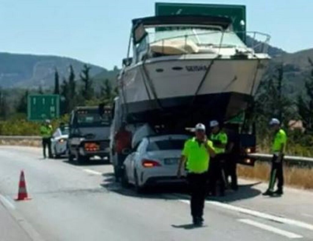 izmir çeşme otoyolu güzelbahçe otomobil tekne kazası